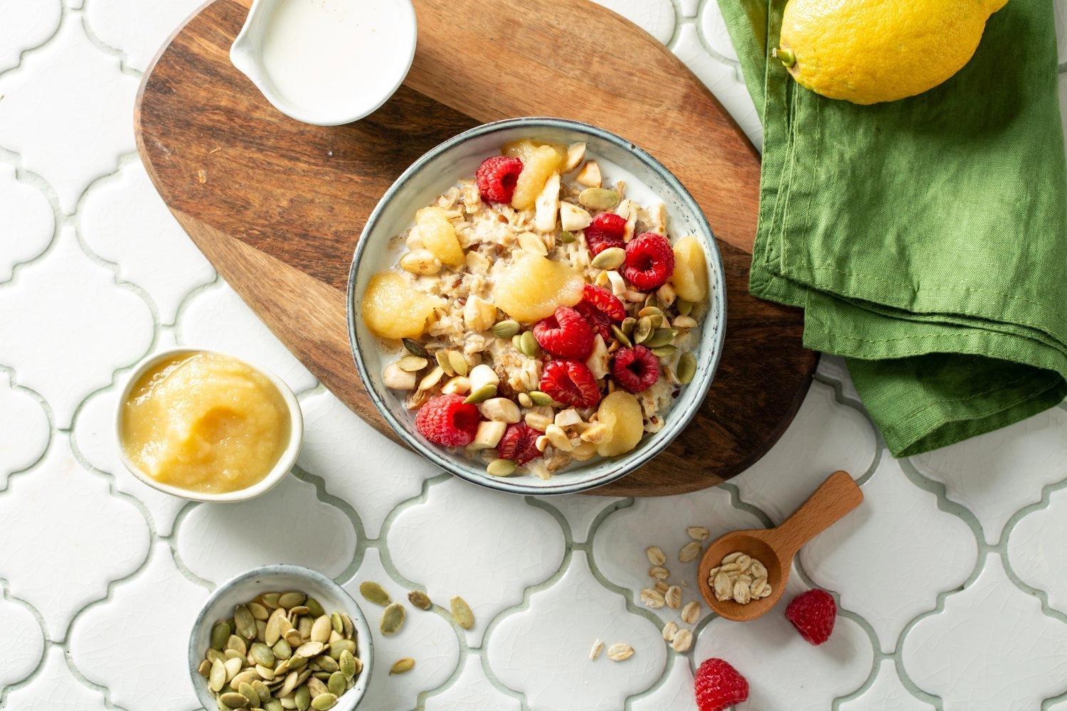 Porridge con polpa di mela e pesca, frutta secca e lamponi - Frullà - La  frutta sempre con te